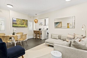 Smart TV - Comfy 2-Bed Apartment with A/C throughout (Manly)