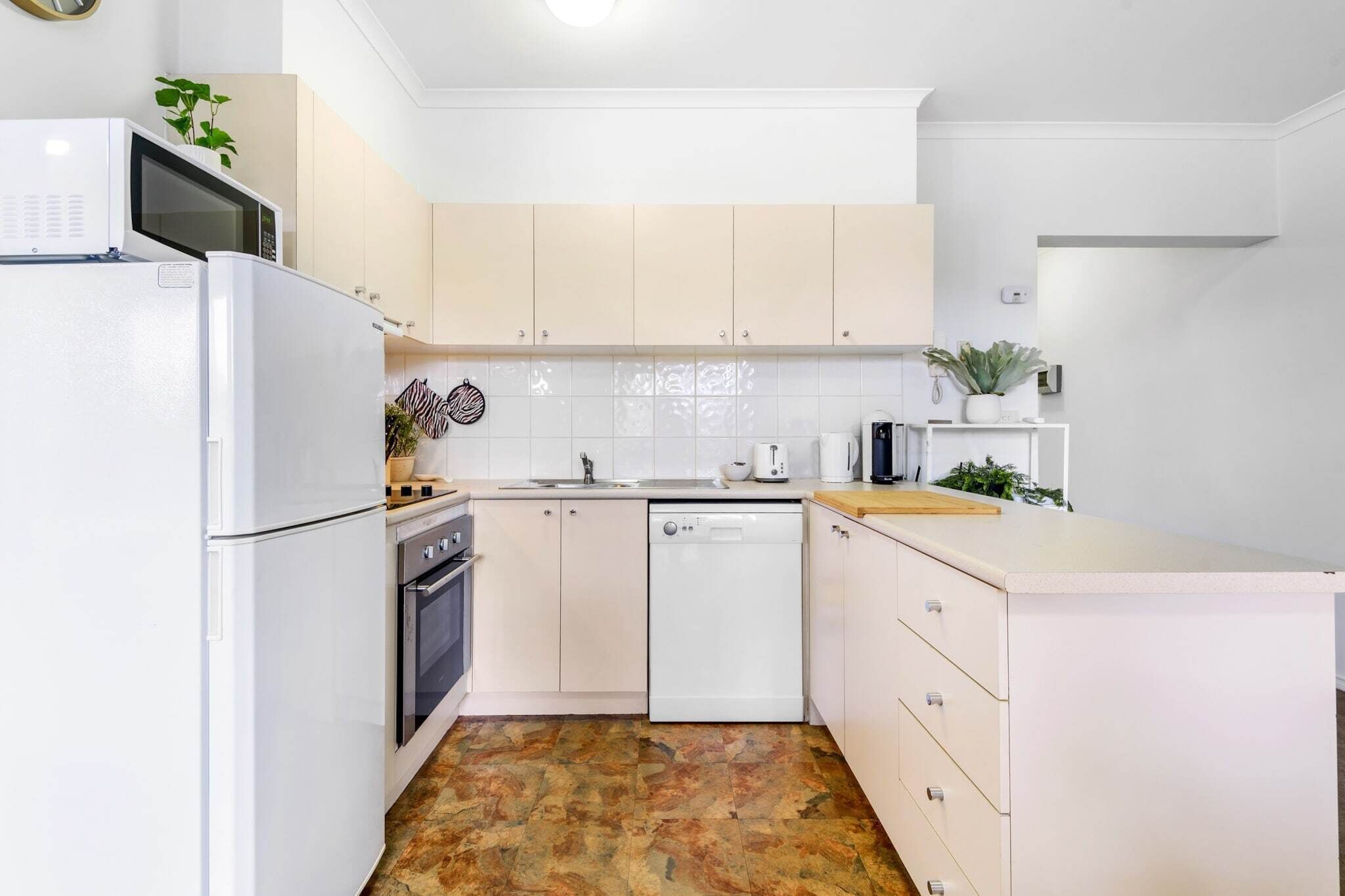 Een koelkast, een microgolfoven, een oven, een kookplaat