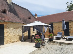 Outdoor dining - House for 5 – Large Garden & Terrace – Jacuzzi (Plazac)