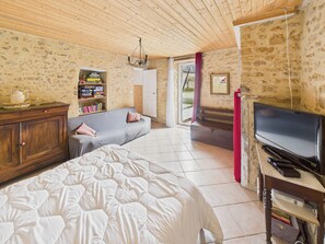 2 bedrooms, iron/ironing board, free WiFi - House for 5 – Large Garden & Terrace – Jacuzzi (Plazac)