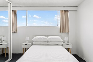 مكواة/لوح كي وخدمة الإنترنت وملاءات أسرّة