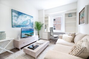 Smart TV, offices - Snug 1-Bed Unit Across from Bondi Beach (Bondi Beach)