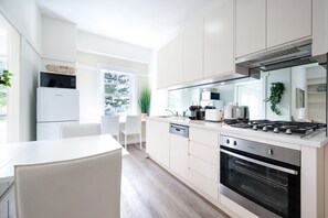 Een koelkast, een magnetron, een oven, een kookplaat
