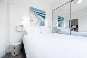1 bedroom, desk, iron/ironing board, Internet - Snug 1-Bed Unit Across from Bondi Beach (Bondi Beach)