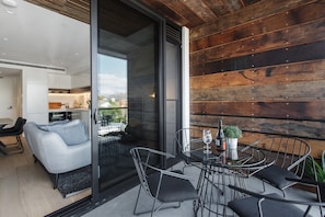 Outdoor dining - Chic 1-Bed with a Sleek Balcony near Shops (Malvern)