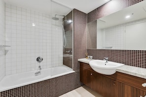 Hair dryer, towels - Central Southbank 1-Bed Apartment (Southbank)