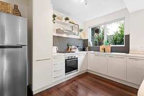 Fridge, microwave, oven, stovetop - Contemporary 1-Bed Unit Near Chapel St (Prahran)