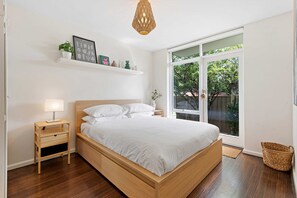 1 bedroom, desk, iron/ironing board, Internet - Contemporary 1-Bed Unit Near Chapel St (Prahran)