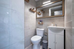 ヘアドライヤー、タオル、石鹸、トイレットペーパー
