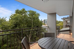 Outdoor dining - Comfy 2-Bedroom Family Apartment with Free Parking (East Brisbane)
