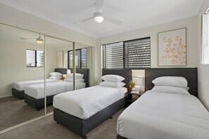 2 bedrooms, iron/ironing board, travel cot, Internet - Comfy 2-Bedroom Family Apartment with Free Parking (East Brisbane)