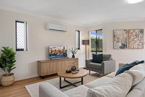 Smart TV - Comfy 2-Bedroom Family Apartment with Free Parking (East Brisbane)