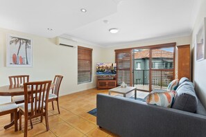 Smart TV - Charming 2-Bed Apartment with City Views (New Farm)