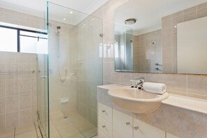 Hair dryer, towels - Charming 2-Bed Apartment with City Views (New Farm)