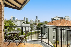 Outdoor dining - Charming 2-Bed Apartment with City Views (New Farm)