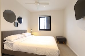 2 bedrooms, iron/ironing board, travel cot, Internet - Comfy 2-Bedroom Apartment with a Clyde River View (North Batemans Bay)