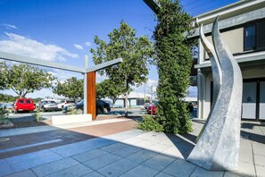 Property grounds - Comfy 2-Bedroom Apartment with a Clyde River View (North Batemans Bay)
