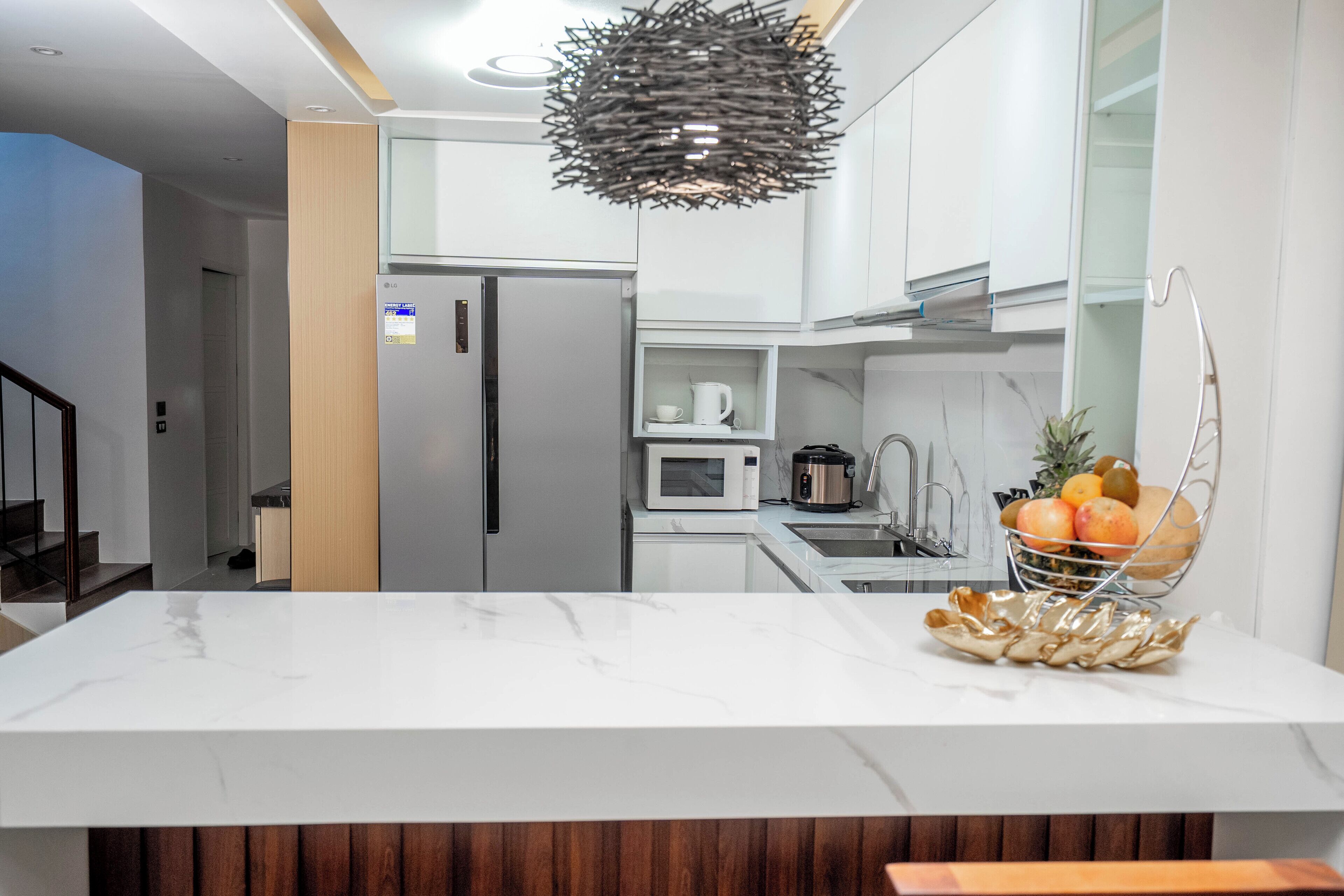 冷蔵庫、コンロ、電気ポット、調理器具と食器