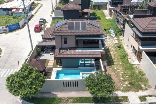 Cozy 4-bedroom house in fabulous San Juan with private pool & karaoke lounge