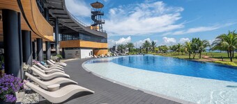 Cozy 4-bedroom house in fabulous San Juan with private pool & karaoke lounge