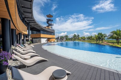 Cozy 4-bedroom house in fabulous San Juan with private pool & karaoke lounge