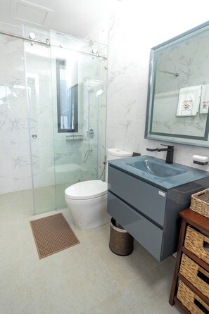 Dusche, Haartrockner, Bidet, Handtücher