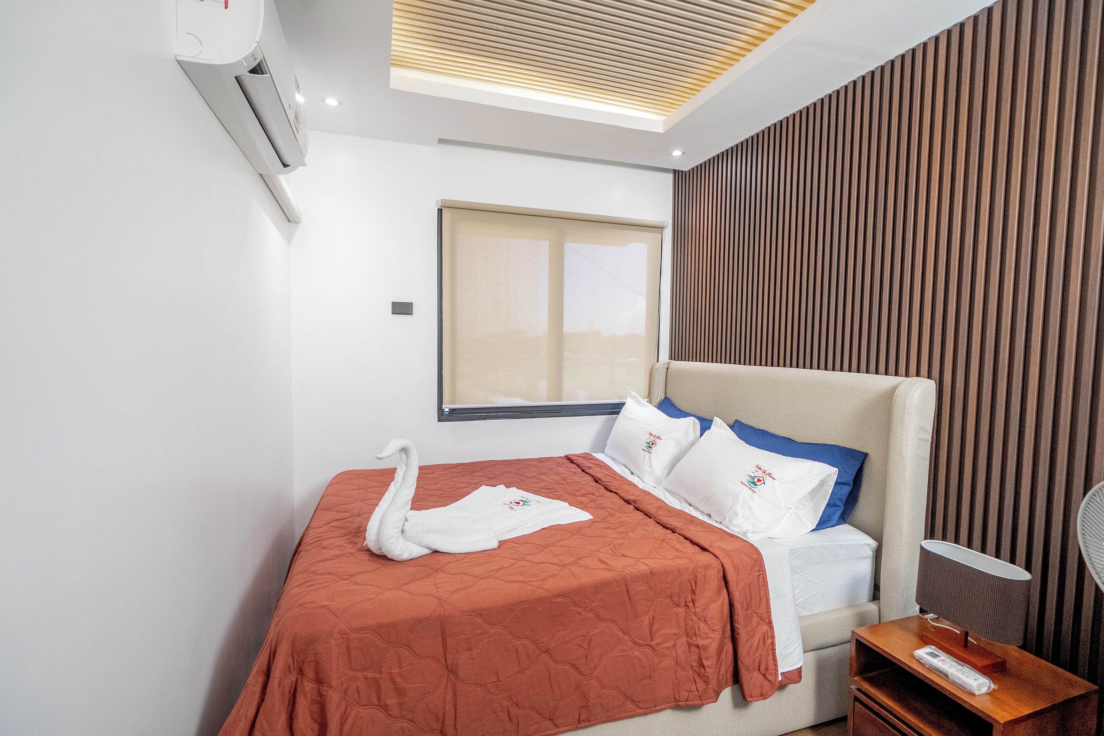 Tabla de planchar con plancha, wifi gratis y ropa de cama 