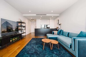 Smart TV - Perfect Located 1-Bed with Great Views (Kingston)