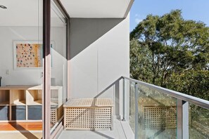 Terrace/patio - Prime Location 2-Bed Apartment with Parking (Centennial Park)