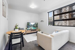 Smart TV, offices - Cosy 1-Bed Apartment In the Heart of Melbourne (Melbourne)
