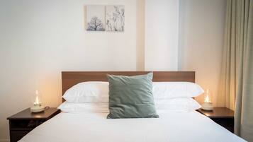 Iron/ironing board, bed sheets