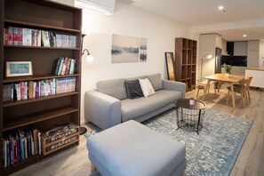 Smart TV - Convenient 2-Bed Apartment in Melbourne's Heart (Melbourne)