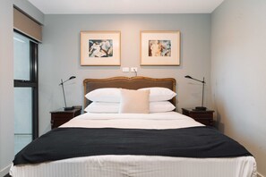 Een strijkplank/strijkijzer, reisbedje, internet, beddengoed