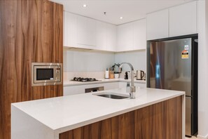 Fridge, microwave, oven, stovetop - 1-Bed with Amazing Views, Pool, Gym, BBQ & Parking (City)