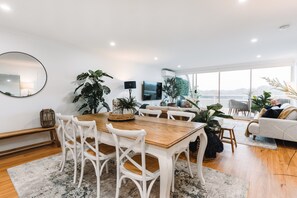 Dining - Lakeside 3-Bed Apartment with Jacuzzi (Belconnen)