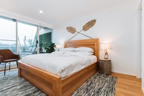 Desk, iron/ironing board, travel cot, Internet - Lakeside 3-Bed Apartment with Jacuzzi (Belconnen)