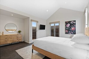 Desk, iron/ironing board, Internet, bed sheets - Chic 2-Bed Home By Bustling Shops (Yarraville)