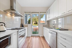 Fridge, microwave, oven, stovetop - Chic 2-Bed Home By Bustling Shops (Yarraville)