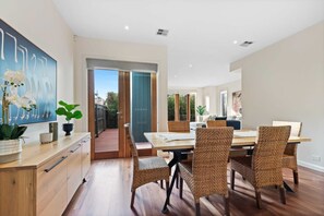 Dining - Chic 2-Bed Home By Bustling Shops (Yarraville)