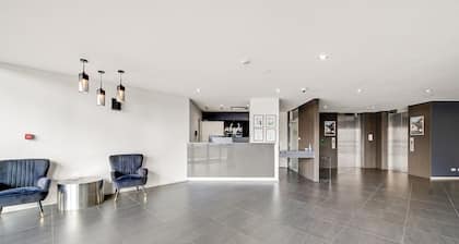 Comfy 2-Bed Near the Lake with Secure Parking