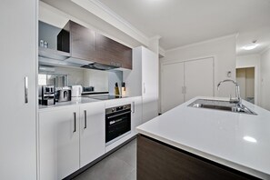 Kylskåp, mikrovågsugn, ugn och spishäll