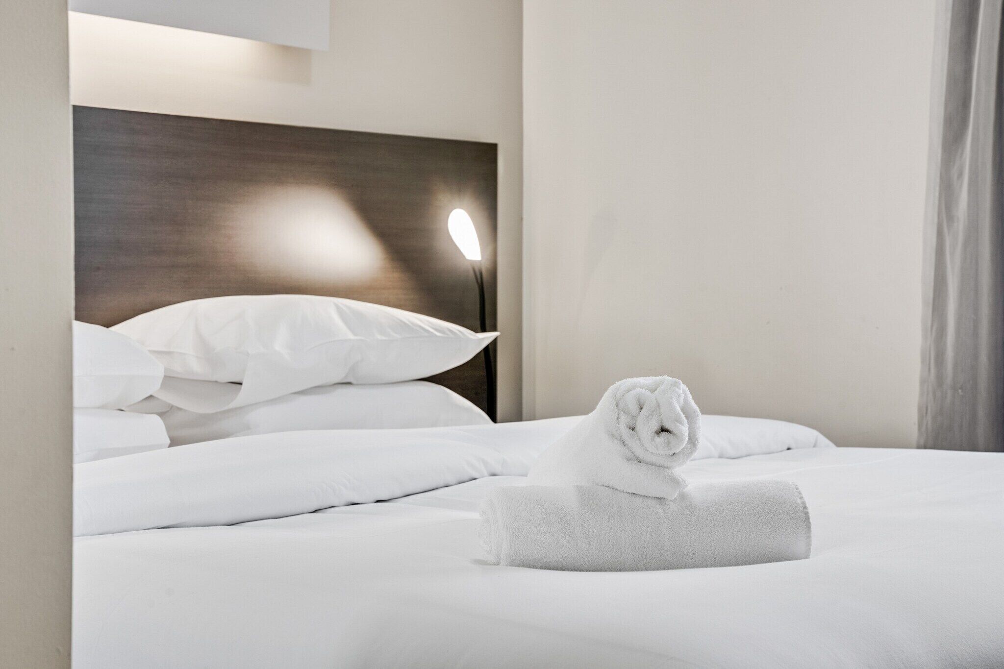 Skrivbord, strykjärn/strykbräda, resesäng och internet