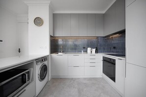 Fridge, microwave, oven, stovetop - Chic 1-Bed Apartment In the Heart of Melbourne (Melbourne)