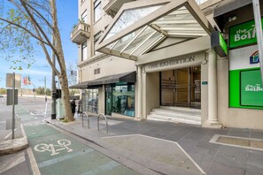 Exterior - Chic 1-Bed Apartment In the Heart of Melbourne (Melbourne)