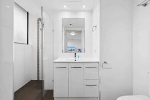 Hair dryer, towels - Charming 1-Bed Unit in an Unbeatable Location (Brisbane City)