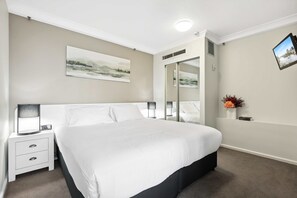 1 bedroom, desk, iron/ironing board, travel cot - Charming 1-Bed Unit in an Unbeatable Location (Brisbane City)
