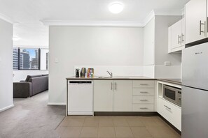 Coffee/tea maker, fridge, microwave, oven - Charming 1-Bed Unit in an Unbeatable Location (Brisbane City)
