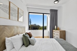 2 bedrooms, iron/ironing board, Internet, bed sheets - Pristine 2-Bed Apartment with Pool and Balcony (Sunrise Beach)