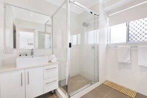 Hair dryer, towels - Ground Floor 2-Bed Mermaid Beach Pad with Parking (Mermaid Beach)