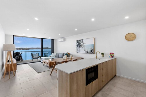 Exquisite 1-Bed Apartment with Bay Views